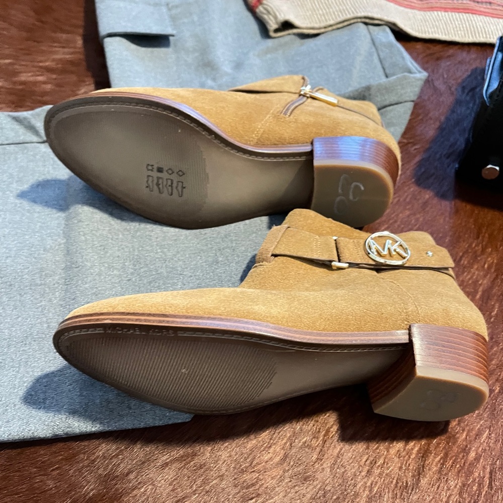 New MICHAEL Michael Kors Harland Ankle Booties, Praline, Size 6 - Picture 8 of 8